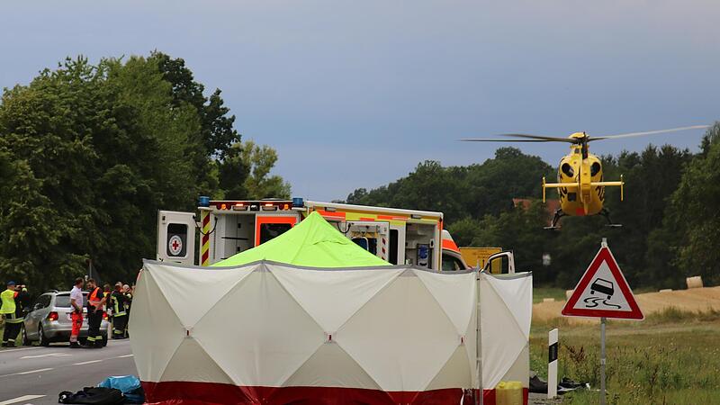 Eine Absperrung schirmt die Tote vor Blicken Dritter ab. Der alarmierte Rettungshubschrauber wurde nicht benötigt.