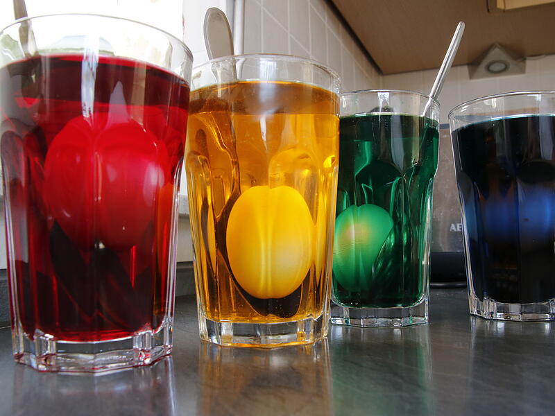 Die noch warmen Eier werden vorsichtig in das Glas gegeben