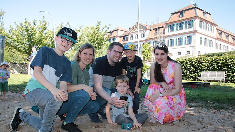 Bei Familie Schleich hat sich Weinprinzessin Ramona Schum (rechts) persönlich für ihre Befreiung bedankt, normalerweise gibt es ein Video als Dankeschön. Auf dem Bild sind (von links) Kilian, Valerie, Andreas, Oskar und Jakob zu sehen.