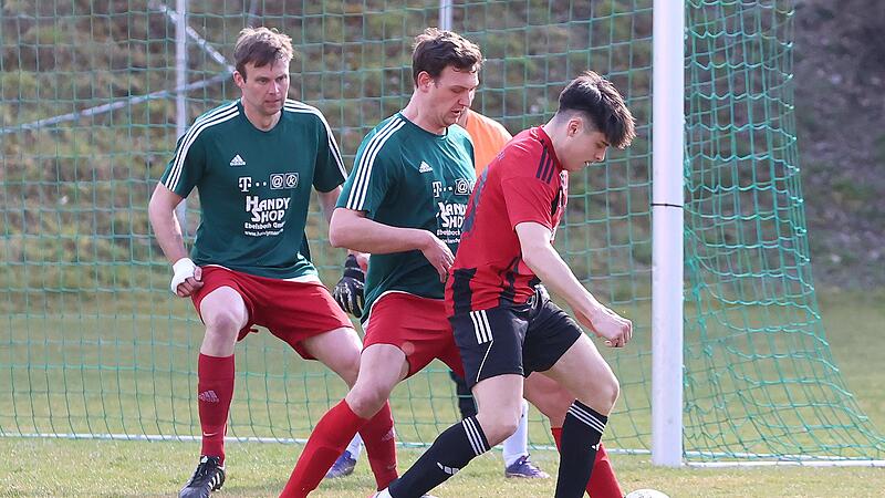 Aidhausens Kevin Buhlheller (rechts) schirmt den Ball vor dem  Sylbacher Janis Hansen ab.