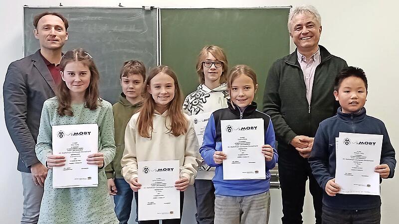 Vordere Reihe von links: Mila Szag, Lena Eisenmann, Sophia Bock, William Tong; hintere Reihe von links: M. Potschka, Julian Grabner, Moritz Schuberth und E. Dietrich.