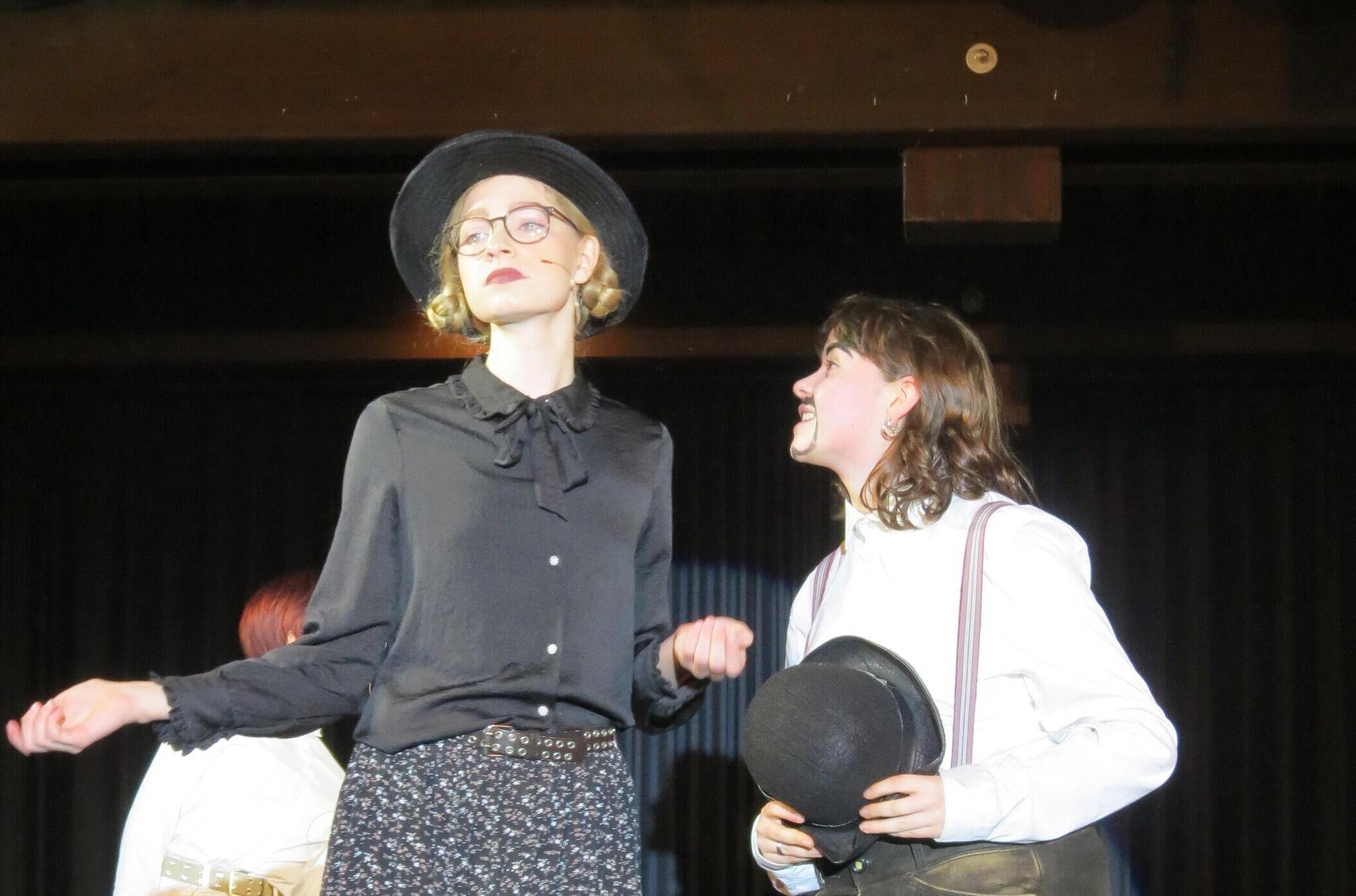 theater-ag-im-frobenius-gymnasium-hammelburg-bringt-der-besuch-der