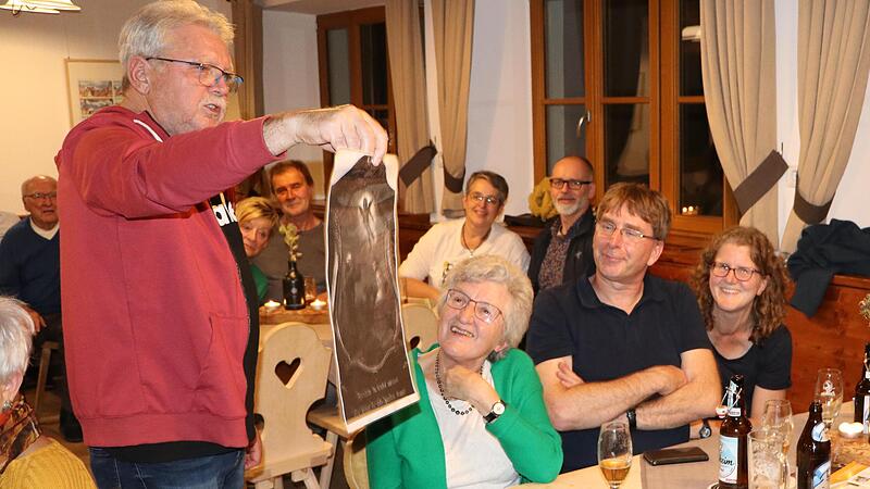 Der Bibel mundartlich auf der Spur: Kirchehrenbachs Altbürgermeister Waldemar Hofmann (links) wagt sich literarisch auch an die großen Stoffe.Forchheim & Fränkische Schweiz Der Bibel mundartlich auf der Spur: Kirchehrenbachs Altbürgermeister Waldemar Hofmann (links) wagt sich literarisch auch an die großen Stoffe.Forchheim & Fränkische Schweiz