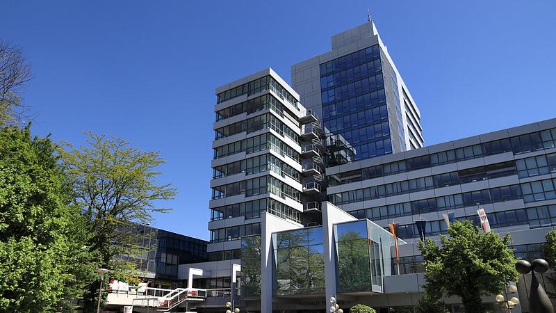 Im Erlanger Rathaus kann man sich freuen: In einem Städteranking liegt die Stadt weit vorne. Im Erlanger Rathaus kann man sich freuen: In einem Städteranking liegt die Stadt weit vorne.