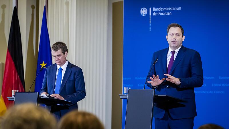 Lars Klingbeil (SPD, r.), Bundesfinanzminister, &auml;u&szlig;ert sich neben Steffen Meyer, Staatssekret&auml;r im Bundesfinanzministerium,  zu Ergebnissen  des Arbeitskreises Steuersch&auml;tzung im Bundesfinanzministerium.