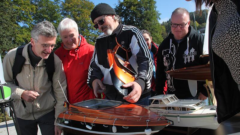 Marko Graf-Durin von den Bootsfreunden Bayern aus Neumarkt in der Oberpfalz zeigt den Besuchern des Innenleben seiner Yacht &bdquo;Nayade&ldquo;.