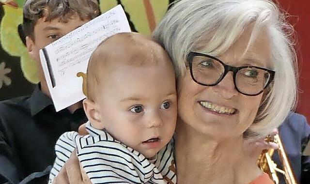 Unter den Klängen des Frankenliedmarschs wurde Maria Eirich zusammen mit ihrem Enkel Luke von der Gruppe Böhmix aus dem Saal geleitet.