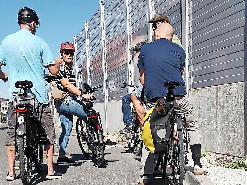 Die Radfahrer nutzen einen neuen Radweg an der Bahnlinie in Forchheim.