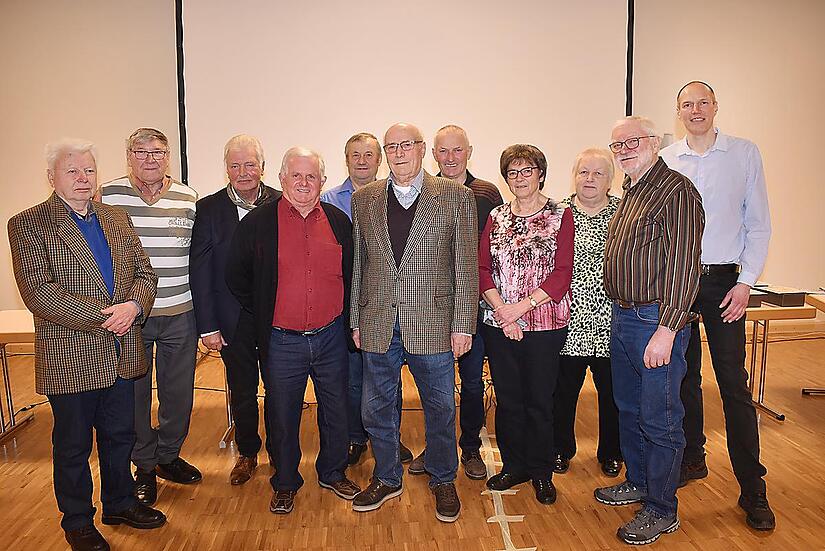 Für 50 und 60 Jahre Mitgliedschaft geehrte Vereinsmitglieder mit dem 2. Vorsitzenden Ewald Brand (rechts)