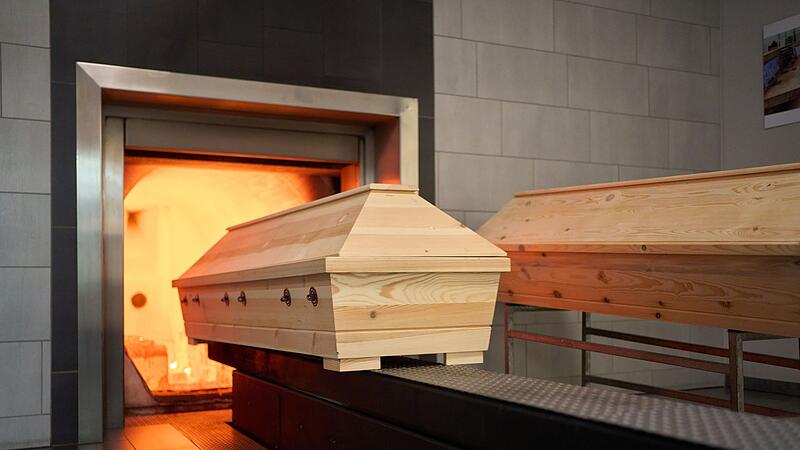 Sarg im Krematorium