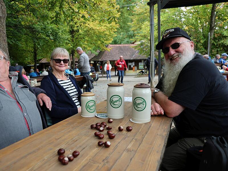 Viele Besucher feierten den Abschluss der Bierkellersaison in Hallerndorf auf dem Roppelt's Bierkeller.