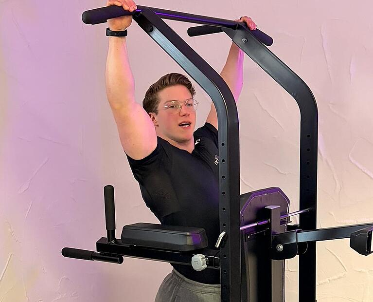 Trainer Moritz zeigt den Jugendlichen im neuen Fitnessraum der Alten Spinnerei, wie die &Uuml;bungen richtig ausgef&uuml;hrt werden.