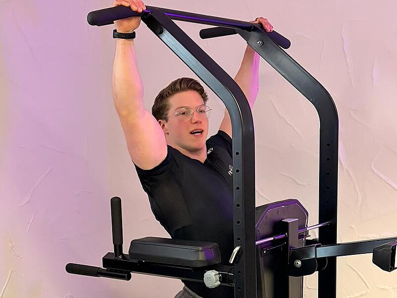 Trainer Moritz zeigt den Jugendlichen im neuen Fitnessraum der Alten Spinnerei, wie die &Uuml;bungen richtig ausgef&uuml;hrt werden.