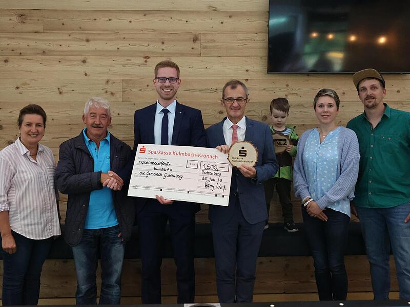 Auch andernorts setzt sich die Sparkasse für den Erhalt und die Sanierung von Spielplätzen ein: In Guttenberg spendete Harry Weiß (Mitte)  1500 Euro und wurde deshalb mit einem kleinen Fest im Dorftreff begrüßt. Das Bild zeigt (von links): VG-Chef...
