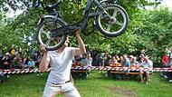 Der neue Weltmeister im Mofaweitwurf ist Angelo Lehneis aus Wüstenstein. Er warf in Gösseldorf das Mofa 10,76 Meter weit.Forchheim & Fränkische Schweiz