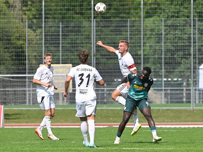 Hier steigt der Coburger Mannschaftskapit&auml;n Maximilian Tranziska (im Spiel gegen Jahn Regensburg II) hoch. Bei der SpVgg Bayern Hof handelte er sich die Rote Karte ein. Die Sperre ist vorbei, gegen Cham ist Tranziska wieder mit von der Partie.