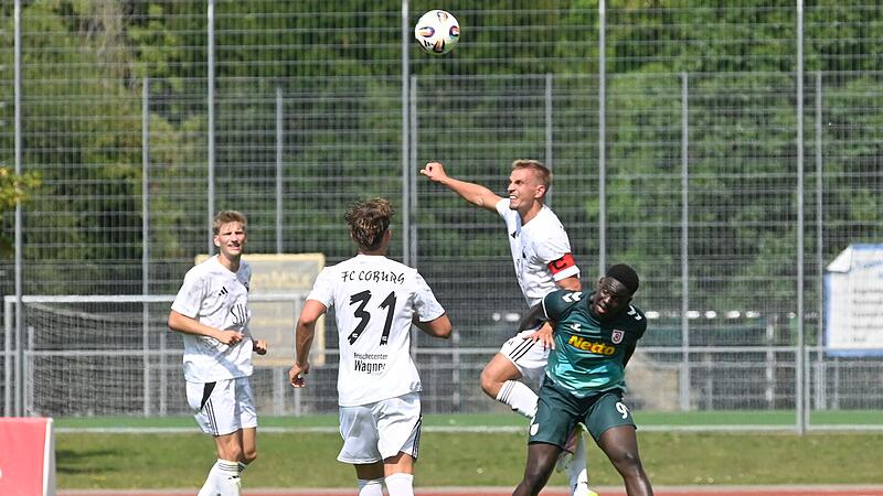 Hier steigt der Coburger Mannschaftskapit&auml;n Maximilian Tranziska (im Spiel gegen Jahn Regensburg II) hoch. Bei der SpVgg Bayern Hof handelte er sich die Rote Karte ein. Die Sperre ist vorbei, gegen Cham ist Tranziska wieder mit von der Partie.