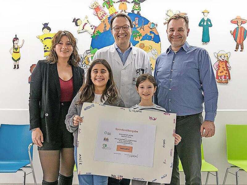 Stellvertretend für alle Kinder der Fürther „Villa Kunterbunt“ überreichten die beiden Viertklässlerinnen Mina (l.) und Emma den symbolischen Spendenscheck an Professor Markus Metzler (Kinderonkologie Uniklinikum Erlangen). Soultana Papadopulos (L... Stellvertretend für alle Kinder der Fürther „Villa Kunterbunt“ überreichten die beiden Viertklässlerinnen Mina (l.) und Emma den symbolischen Spendenscheck an Professor Markus Metzler (Kinderonkologie Uniklinikum Erlangen). Soultana Papadopulos (L...