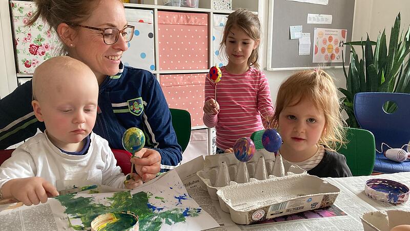 Michael, Verena Baumeister, Amelie und Marie&nbsp; beim Anmalen der Eier.