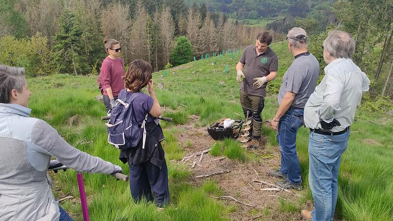 Florian Beierwaltes (3.v.r.) erkl&auml;rt bei der Baumpflanzaktion die einzelnen Schritte.