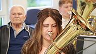 Musik verbindet Generationen: Saskia Porzelt-Teig zeigt ihr Können beim Probenabend. Links hinter ihr Hans Geyer: „Opa Hans“, wie ihn alle nennen, blickt auf ein 75-jähriges Engagement als aktiver Musiker zurück.
