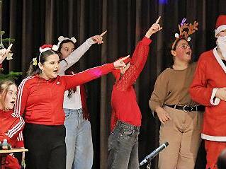 Die Schultheatergruppe bei ihrem St&uuml;ck &bdquo;Weihnachtsmann & Co. KG &ndash; Chaos am Nordpol&ldquo;.