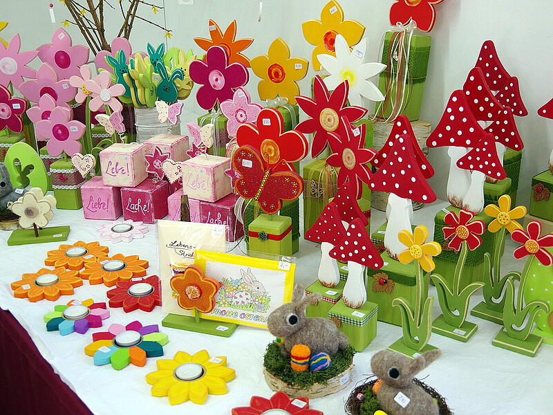 Die Bewohner waren kreativ und haben reichlich farbenfrohe Fr&uuml;hlingsdeko f&uuml;r den Verkauf gebastelt.