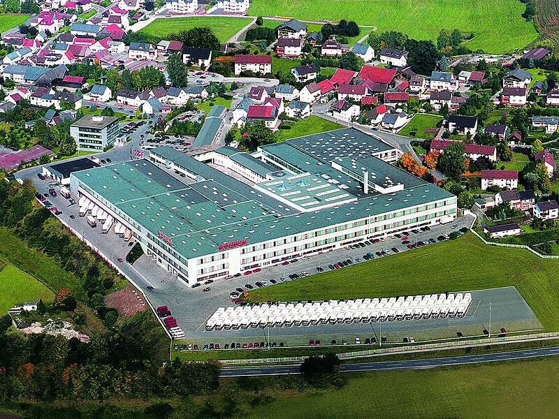 Traditionsreiche Firma in Frohnlach (Gemeinde Ebersdorf bei Coburg;  Landkreis Coburg): Blick auf die W. Schillig Polsterm&ouml;belwerke.