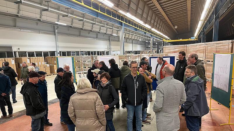 Wie könnte Elfershausen in 15 Jahren aussehen? Das Thema lockte mehr als 100 Bürgerinnen und Bürger in die Fertigungshalle des ehemaligen Schaeffler-Werks.
