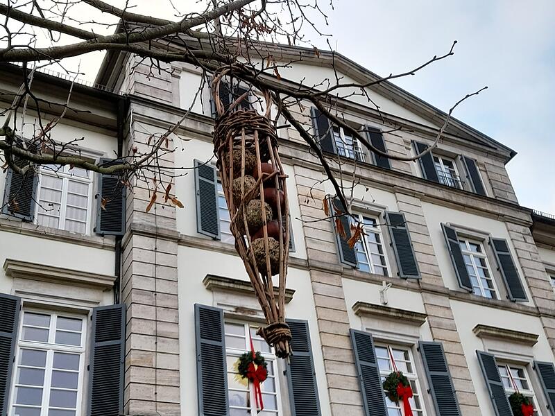 &bdquo;Damit die V&ouml;gel gut &uuml;ber den Winter kommen, hingen die G&auml;rtner im Bad Br&uuml;ckenauer Staatsbad selbst geflochtene, l&auml;ngliche K&ouml;rbchen in zwei Linden, direkt vor den Elisabethenhof im Schlosspark&ldquo;, informiert die Leserin. &Uuml;bernachtungsg&auml;sten bieten die G&auml;rtner in Kreativ-Workshops im Staatsbad an, mit Weiden- und Hartriegelzweigen k&uuml;nstlerisch t&auml;tig zu werden und verschiedene, dekorative Objekte f&uuml;r den eigenen Garten herzustellen, so K&ouml;rber.