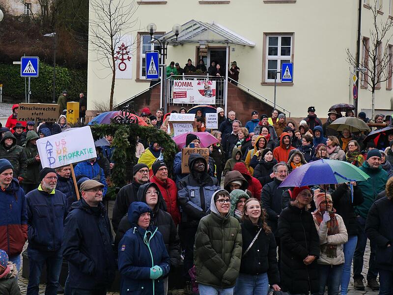 Der Platz vor dem alten Rathaus wurde angesichts der vielen Teilnehmer knapper als erwartet.