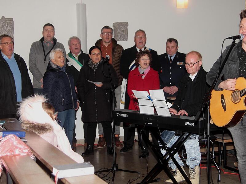 Das neue Kirchaicher Lied „Mir sin Aicher und des seit 1000 Jahr“ stellte hier Komponist und Texter Tobias Thomann (rechts), bekannt als „Dorfrocker“, mit seiner Singgruppe vor.