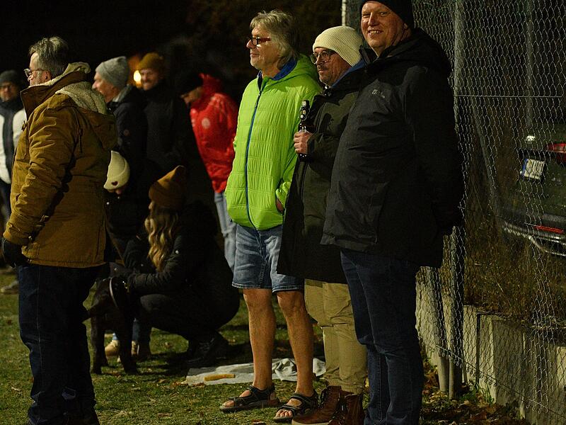 Das Kreisklasse-Spiel des FC Marktgraitz gegen die SG Isling/Roth  war so hei&szlig;, dass dem Mitwitzer Urgestein G&uuml;nther Fischer auch die Minustemperaturen, trotz luftiger Kleidung, nichts anhaben konnten. Das Spiel endete 7:0 f&uuml;r die Graitzer.