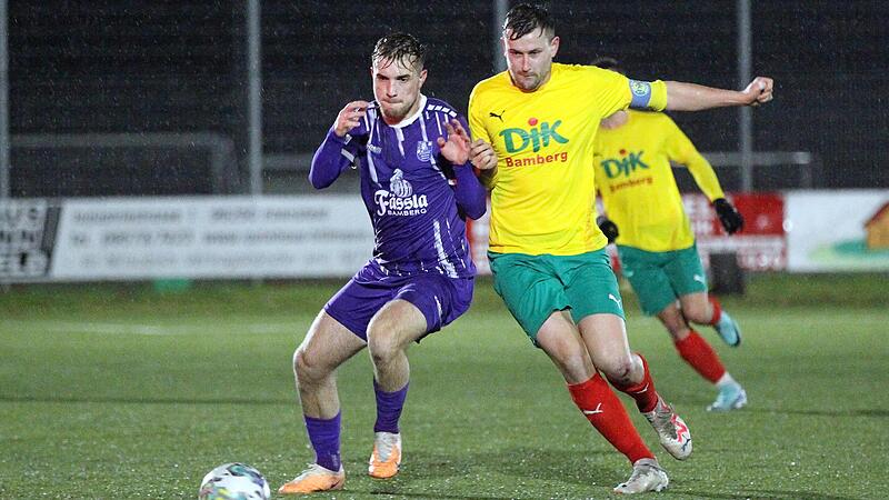 DJK-Kapitän Simon Allgeier (rechts) im Zweikampf mit David Lang vom FC Eintracht DJK-Kapitän Simon Allgeier (rechts) im Zweikampf mit David Lang vom FC Eintracht