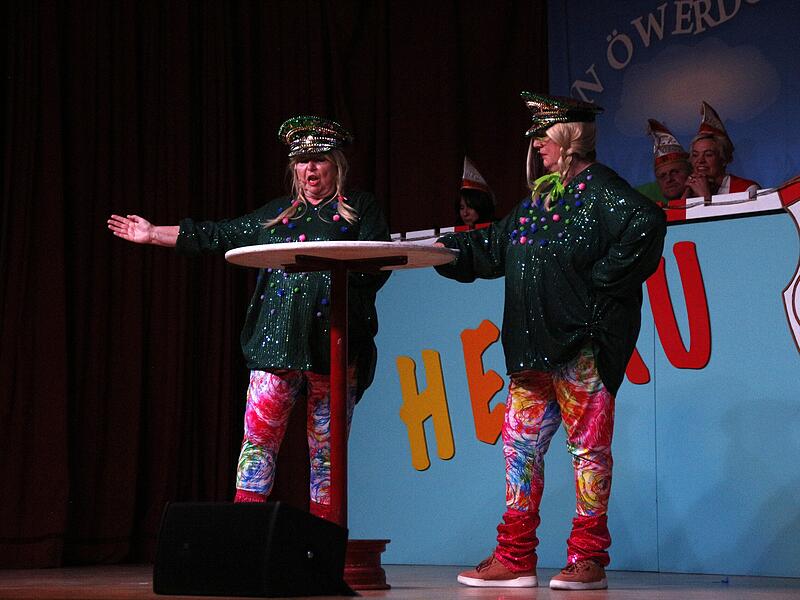 Die Tratschweibern Bawett (Eva Marx) und Luis (Edel Gray) stehen seit Jahren auf der B&uuml;hne der &Ouml;FG Oberthulba.