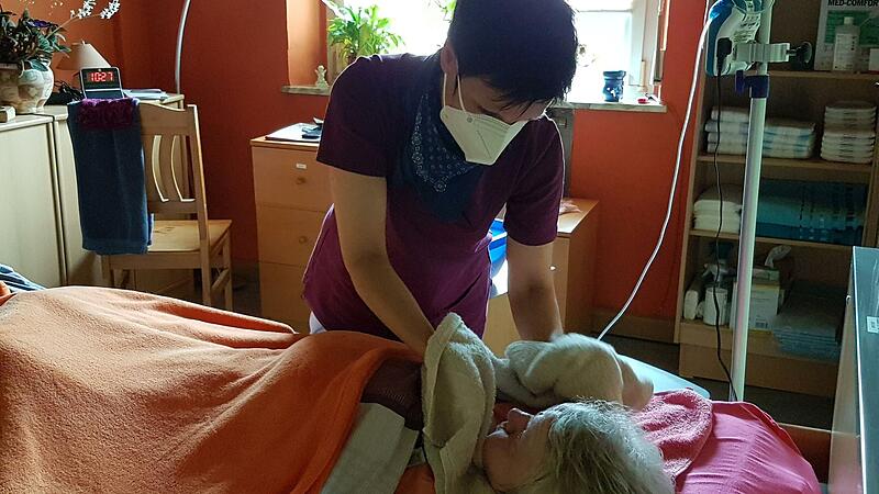 Zu viele Mitarbeiter in der ambulanten Pflege in Stadt und Landkreis fallen wegen Corona aus. Pflegebedürftige können nicht mehr versorgt werden.