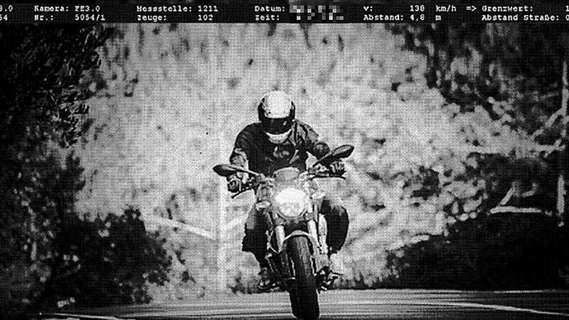 Unerkannt zu schnell durch die Radarfalle? Das gelingt einem Motorradfahrer nicht immer … Unerkannt zu schnell durch die Radarfalle? Das gelingt einem Motorradfahrer nicht immer …