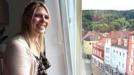 Klimamanagerin Alisa Knüttel hat einen Blick auf die Stadt Klimamanagerin Alisa Knüttel erstellt ein Energiekonzept für Bad Brückenau. Seit 2023 arbeitet sie für die Stadt.