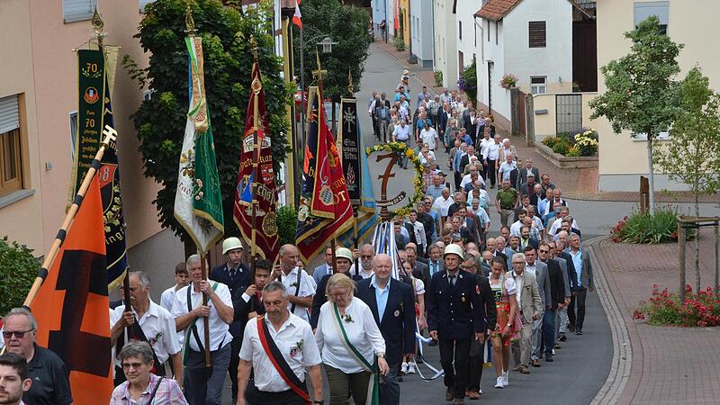 Ein stattlicher Festzug bildete den Auftakt zur Feldgeschworeren-Tagung für den Altlandkreis Hammelburg.