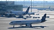 Wegen Drohnensichtungen sind am Flughafen in München am Donnerstagabend rund 20 Flüge ausgefallen.