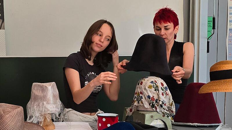 Julia Schneider-Koch (rechts) führt Leni an der Realschule Höchstadt in die Geheimnisse des Hutmachens ein. Julia Schneider-Koch (rechts) führt Leni an der Realschule Höchstadt in die Geheimnisse des Hutmachens ein.