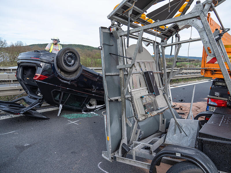 Schwerer Crash auf A73 bei Lichtenfels: Ein Auto überschlug sich.