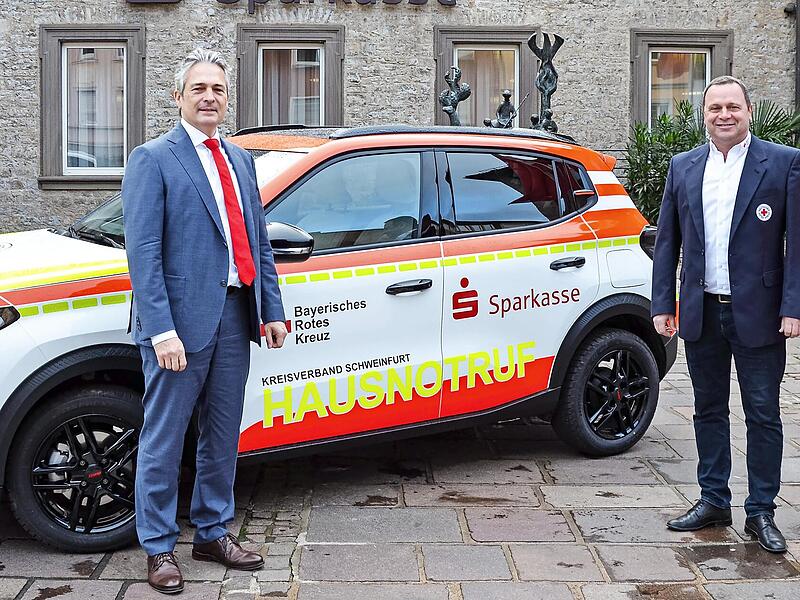 Vorstandsvorsitzender Peter Schleich, BRK-Kreisvorsitzender Holger Merz und BRK-Kreisgeschäftsführer Thomas Lindörfer (v.l.) bei der Übergabe des neuen Fahrzeugs.