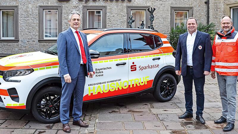 Vorstandsvorsitzender Peter Schleich, BRK-Kreisvorsitzender Holger Merz und BRK-Kreisgesch&auml;ftsf&uuml;hrer Thomas Lind&ouml;rfer (v.l.) bei der &Uuml;bergabe des neuen Fahrzeugs.