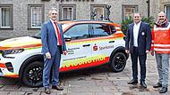 Vorstandsvorsitzender Peter Schleich, BRK-Kreisvorsitzender Holger Merz und BRK-Kreisgeschäftsführer Thomas Lindörfer (v.l.) bei der Übergabe des neuen Fahrzeugs.