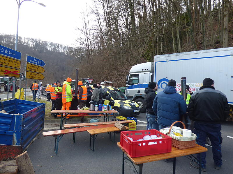 Auch bei Behringersmühle demonstrieren die LandwirteAuch bei Behringersmühle demonstrieren die Landwirte Auch bei Behringersmühle demonstrieren die LandwirteAuch bei Behringersmühle demonstrieren die Landwirte