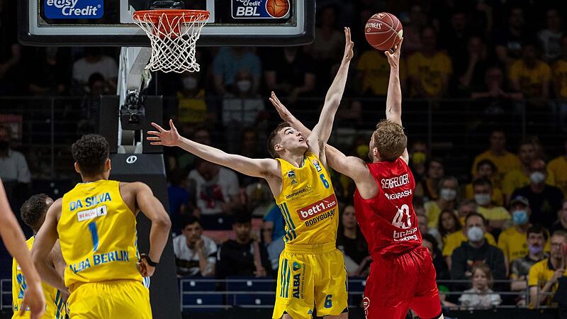 Hatte am Sonntagabend gegen fast alle Berliner das Nachsehen: Brose-Kapit&auml;n Christian Sengfelder (rechts).