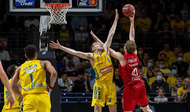 Hatte am Sonntagabend gegen fast alle Berliner das Nachsehen: Brose-Kapitän Christian Sengfelder (rechts). Hatte am Sonntagabend gegen fast alle Berliner das Nachsehen: Brose-Kapitän Christian Sengfelder (rechts).