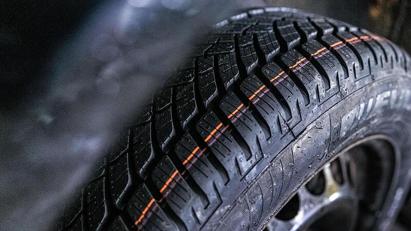 In Wimmelbach (Landkreis Forchheim) hat ein Unbekannter an einem Auto am Vorderrad die Schrauben gelockert.Forchheim & Fränkische Schweiz