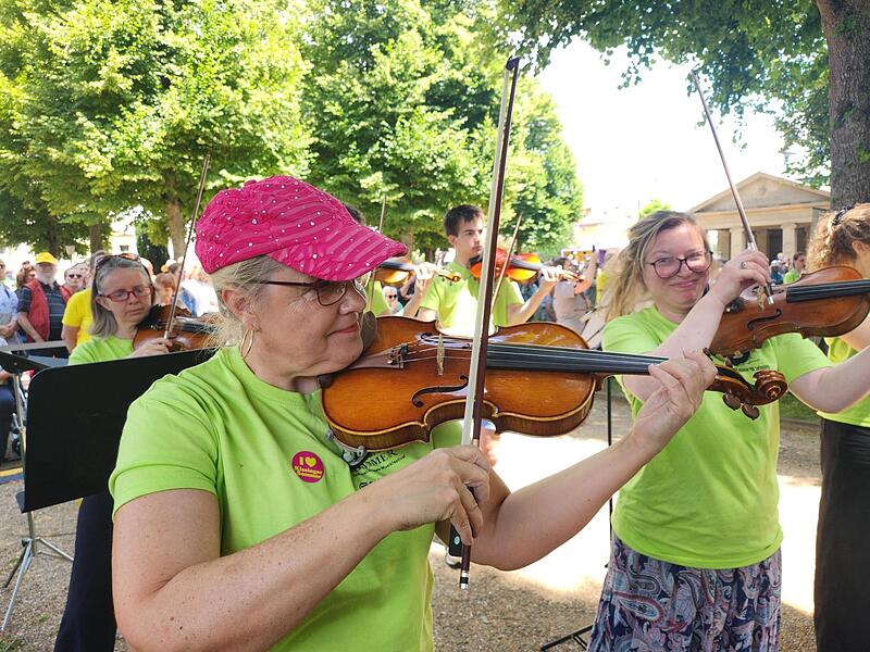 Anu Komsi, Frau des Dirigenten, Sopranistin, spielt auch mit.
